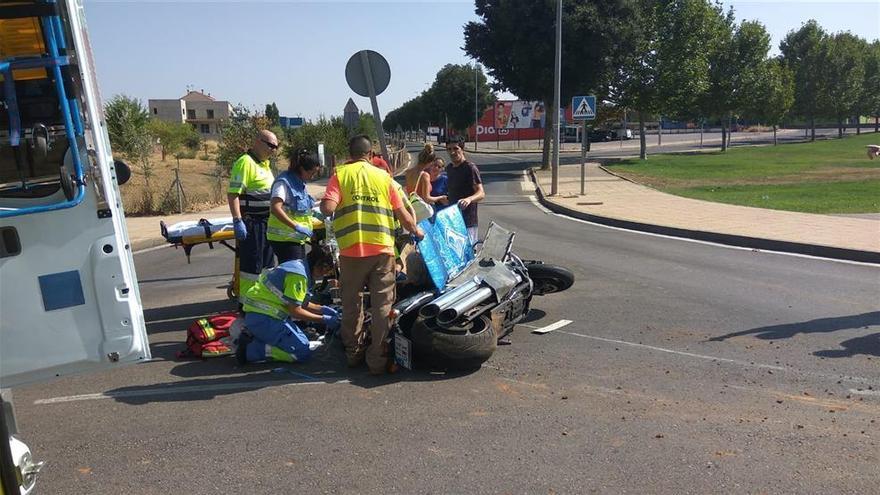 Un varón de 49 años resulta herido en una colisión entre un coche y una moto en Cáceres