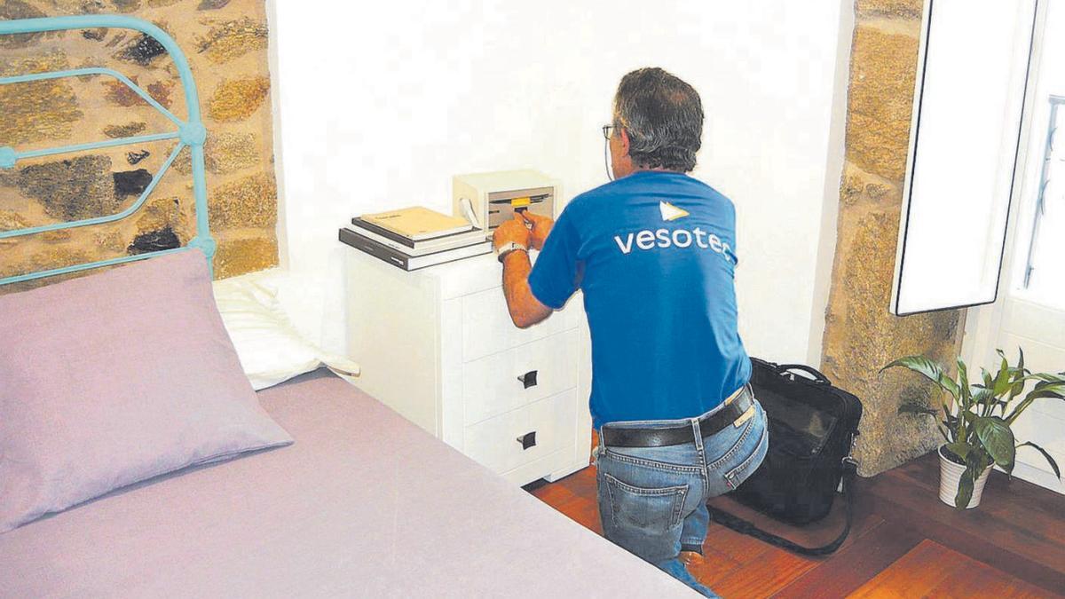 Un técnico realiza una medición de gas radón en el interior de un dormitorio.