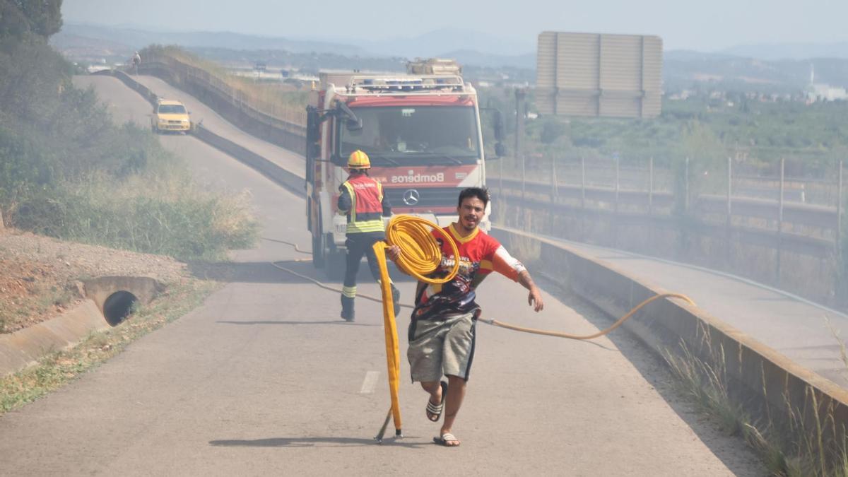 El incendio forestal de la Vall d'Uixó ayer.