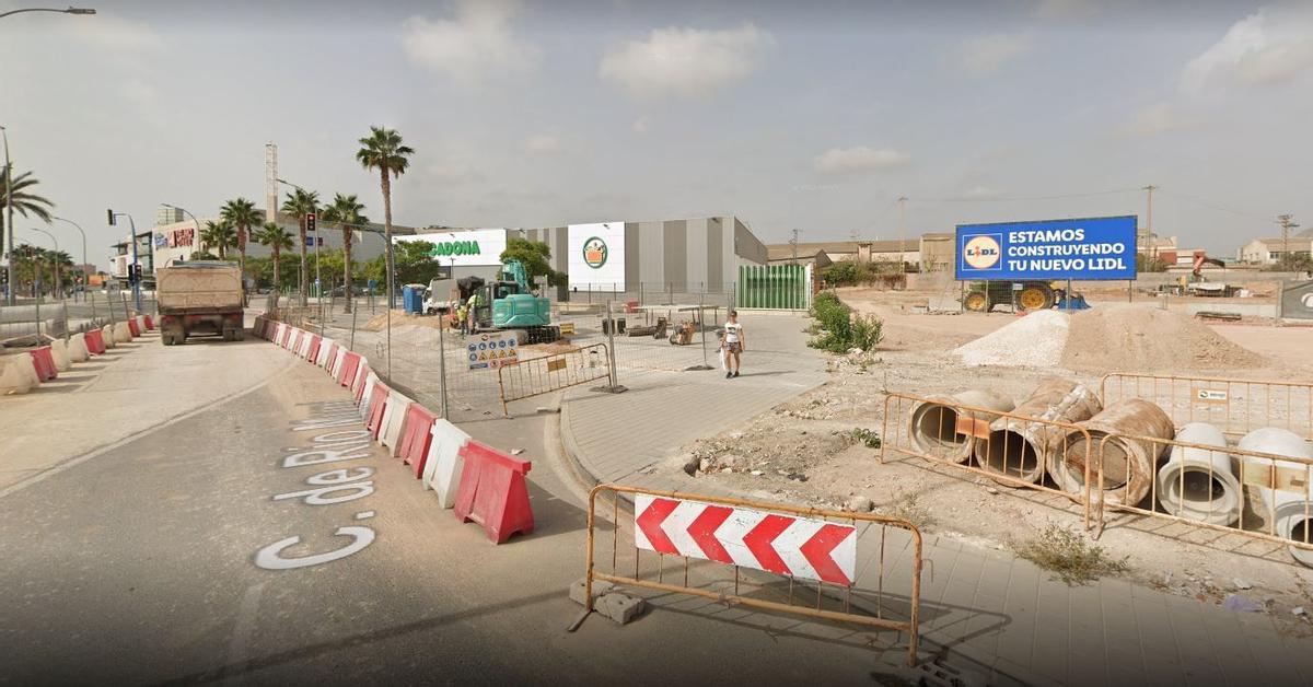 Imagen de archivo que muestra a la izquierda el Centro Comercial Puerta de Alicante, el Mercadona y las obras del Lidl que se inaugura la próxima semana