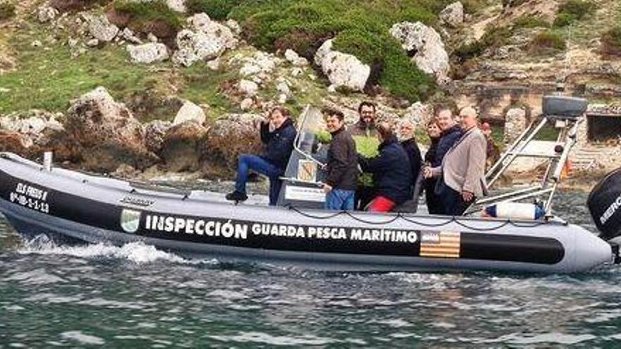 Los representantes del Govern y del Consell se embarcan en es Caló.