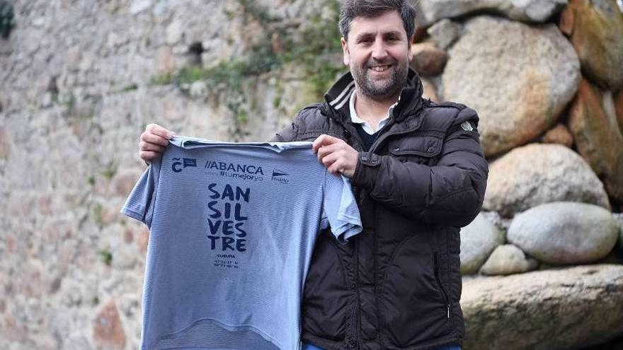 David Iglesias, con la camiseta del año pasado de la San Silvestre.