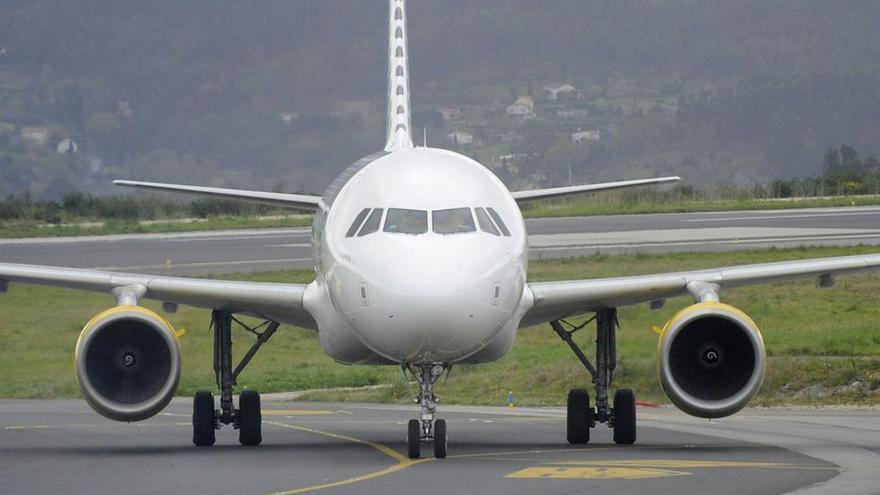 Un avión de Vueling, en la pista de Alvedro. |   // CARLOS PARDELLAS