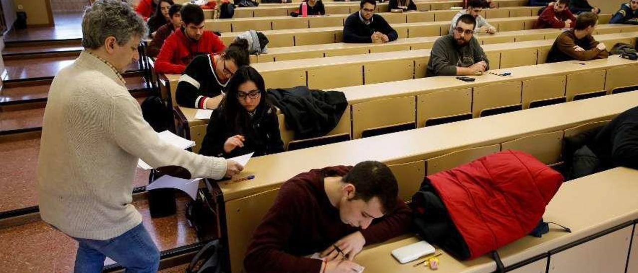 Alumnos de la Escuela Politécnica de Ingeniería, ayer, realizando un examen.