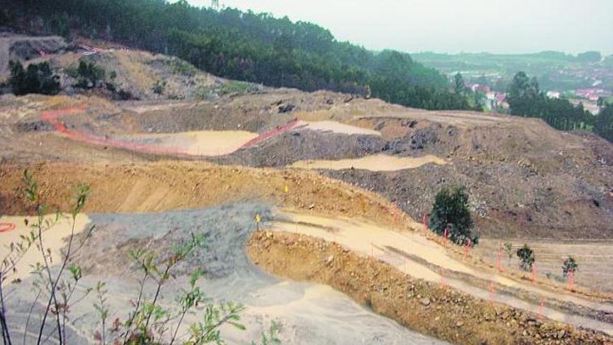 Aspecto de las obras de la autovía del Cantábrico en las proximidades del monte de Santa Ana.