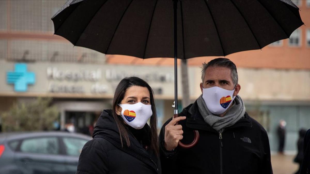 La presidenta de Cs Inés Arrimadas y el cabeza de lista de Lleida, Jorge Soler, delante del Hospital Arnau de Vilanova.