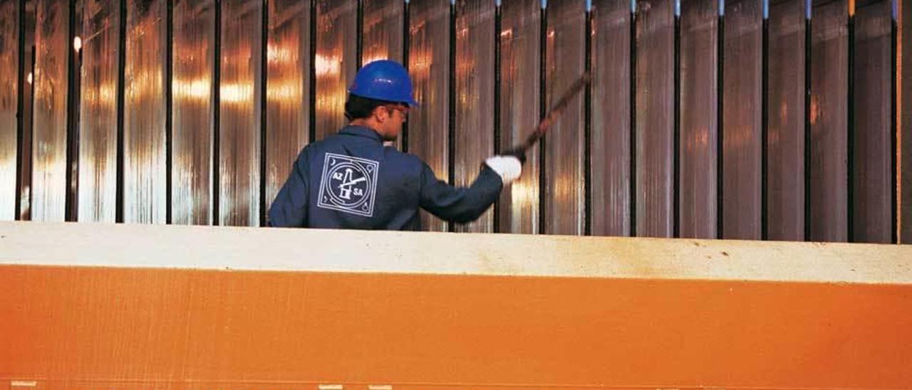 Un trabajador de Azsa revisa una carga de cátodos en San Juan de Nieva.