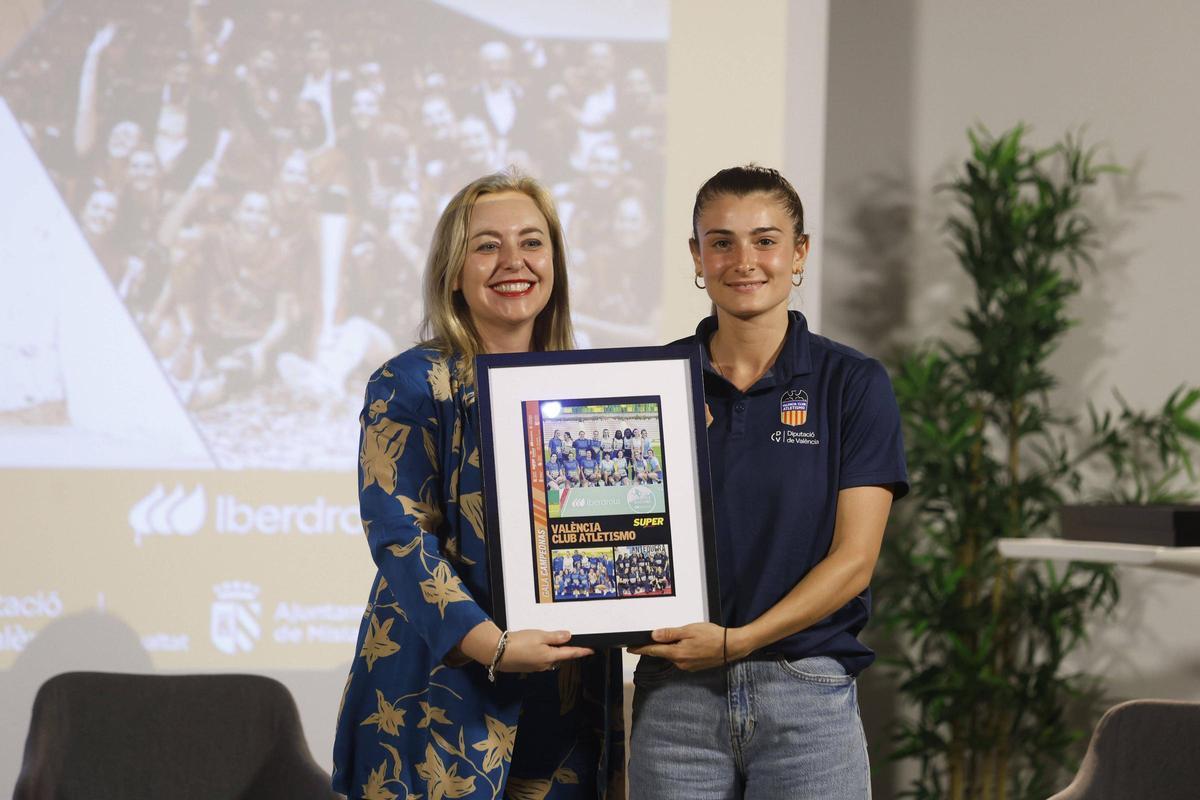 Natalia Enguix le entregó el premio al Valencia CA