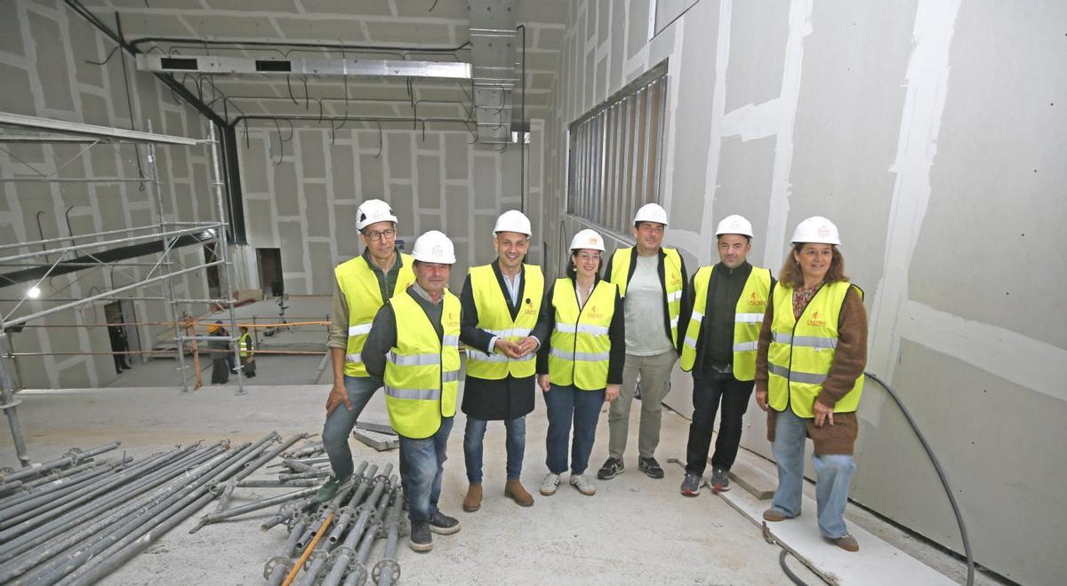 El alcalde (tercero por la izquierda) junto a Estefanía Grandal, arquitecta, en el interior del auditorio. | ANXO GUTIÉRREZ