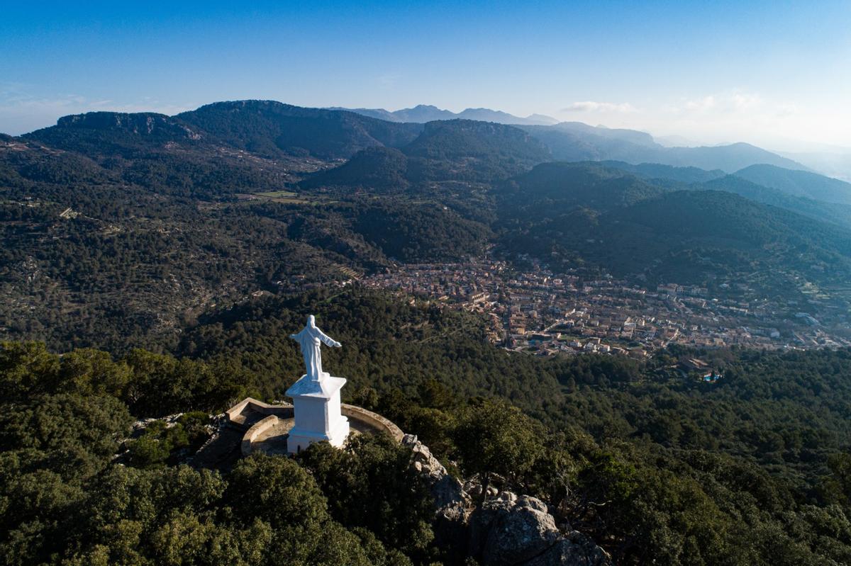 Sagrat Cor de Jesús, obra de l’escultor Bartomeu Amorós, a Esporles.