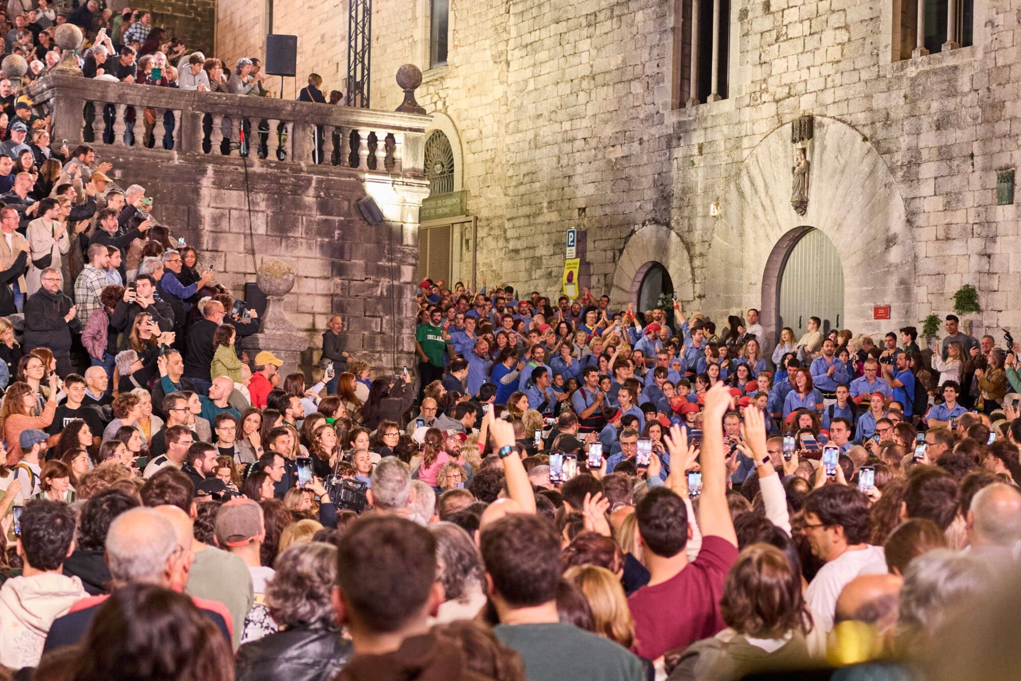 Les imatges de la pujada del pilar de 4 a les escales de la Catedral