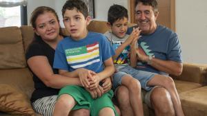 Queralt Guix y Joan Torres y sus dos hijos, Anton (de siete años) y Andreu (de cinco).