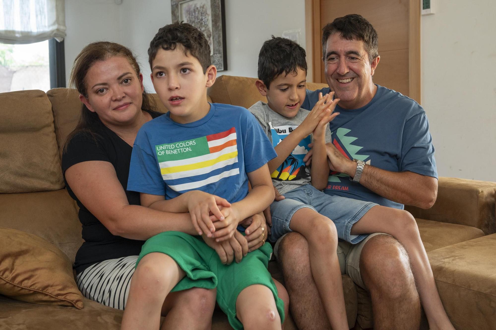 El matrimonio formado por Queralt Guix y Joan Torres, junto a sus dos hijos, Anton (de 10 años) y Andreu (de ocho), ambos con una enfermedad ultrarrara.