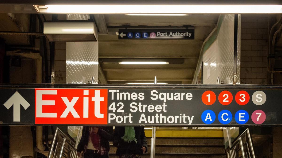 Letrero del metro de Times Square, en Estados Unidos.