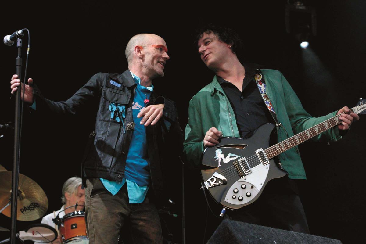 Michael Stipe y Peter Buck, en un concierto de la gira europea de R.E.M. de 2003