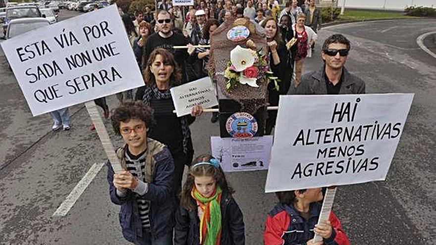 Protesta en 2013 para exigir la modificación del trazado de la conexión de la vía ártabra en Sada.