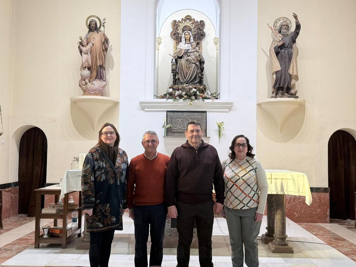 Juan Bautista Amposta (segundo por la derecha) es el 'caperulla de l´any' de este 2026.