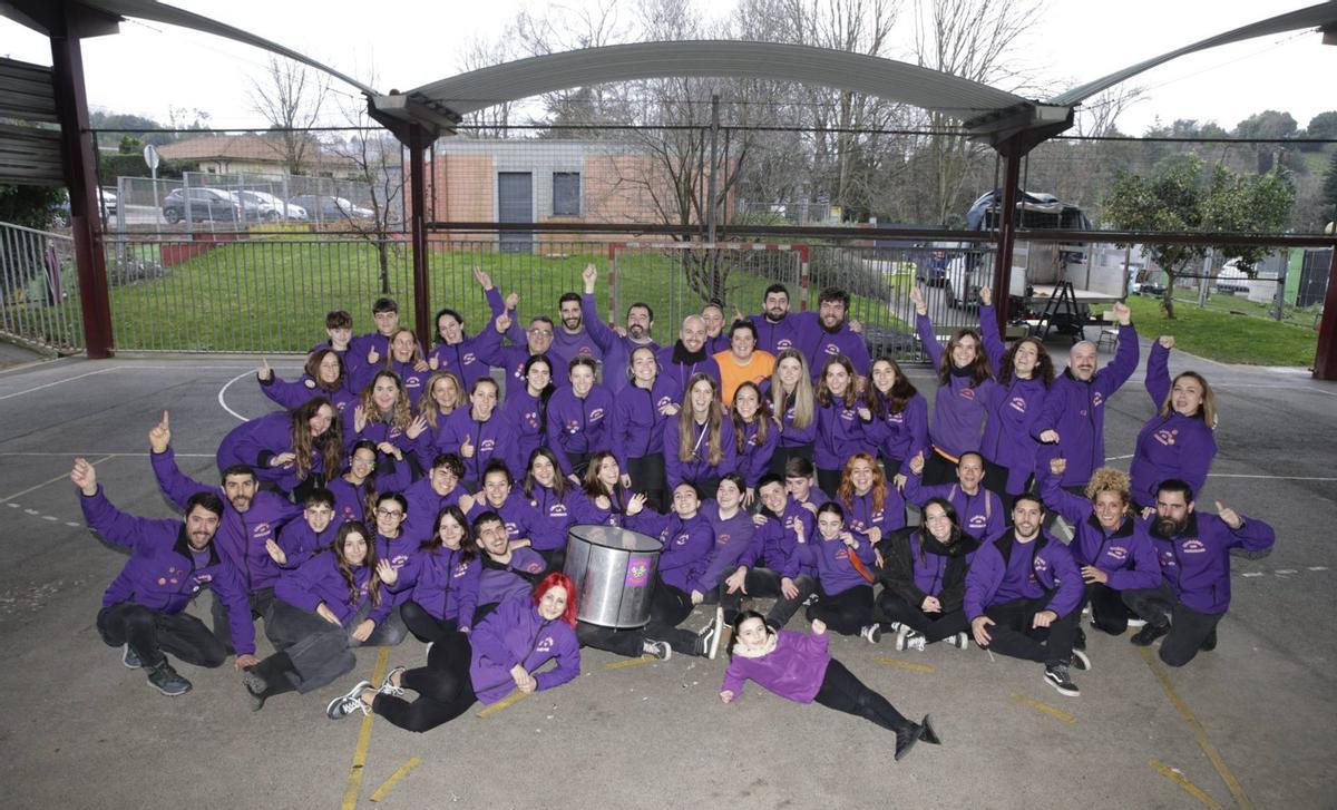 La charanga «Los Mazcaraos», durante una jornada de ensayo en el CPEE Castiello, en Bernueces. | JUAN PLAZA