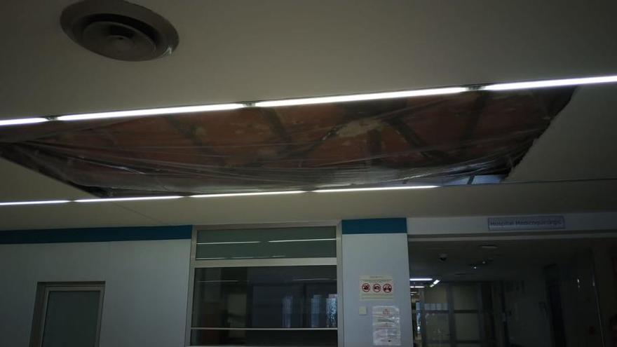Dos heridos leves al caer parte del falso techo del hospital Arnau de Vilanova