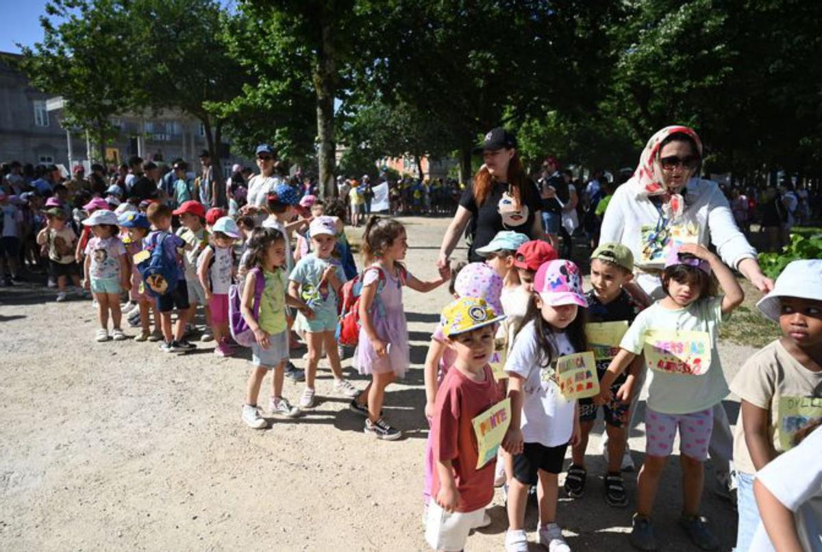 Os docentes acompañeron aos nenos. |  R.V.