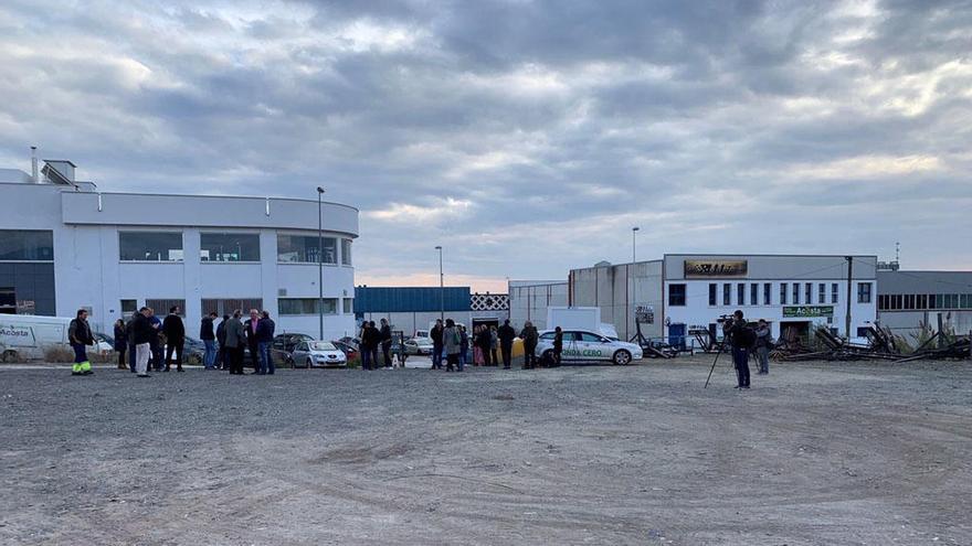 Empresarios y representantes municipales dialogan en una parcela del polígono industrial.