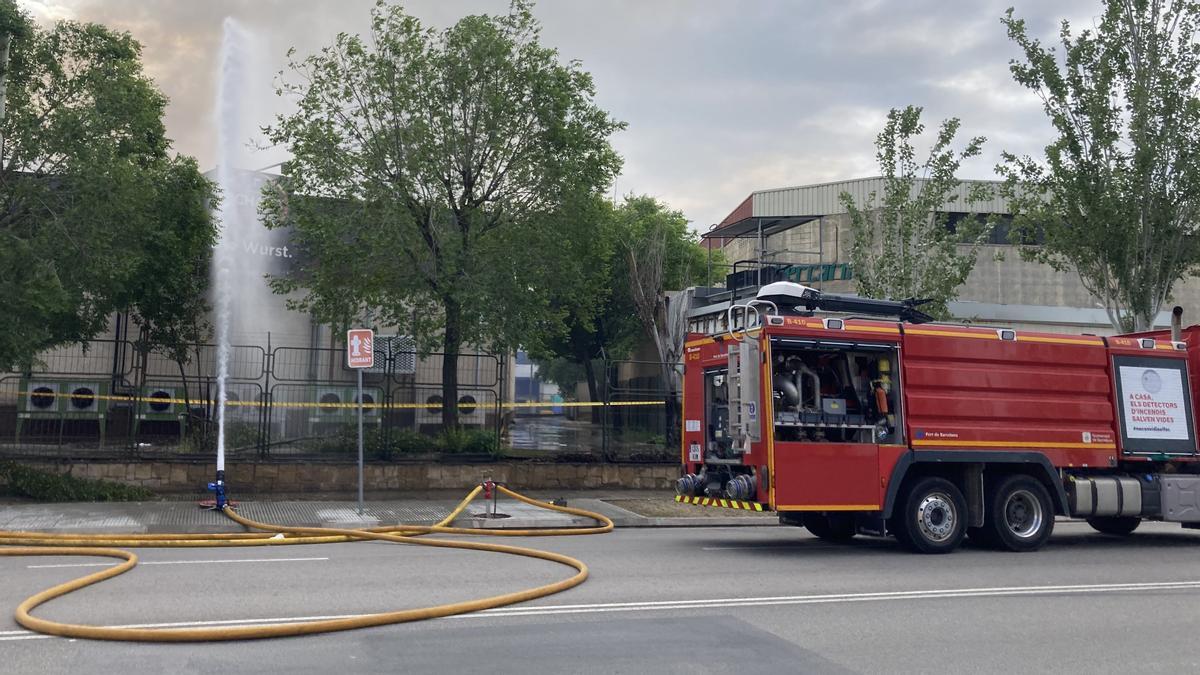 Incendio en la nave de la empresa cárnica Schara en Mercabarna.