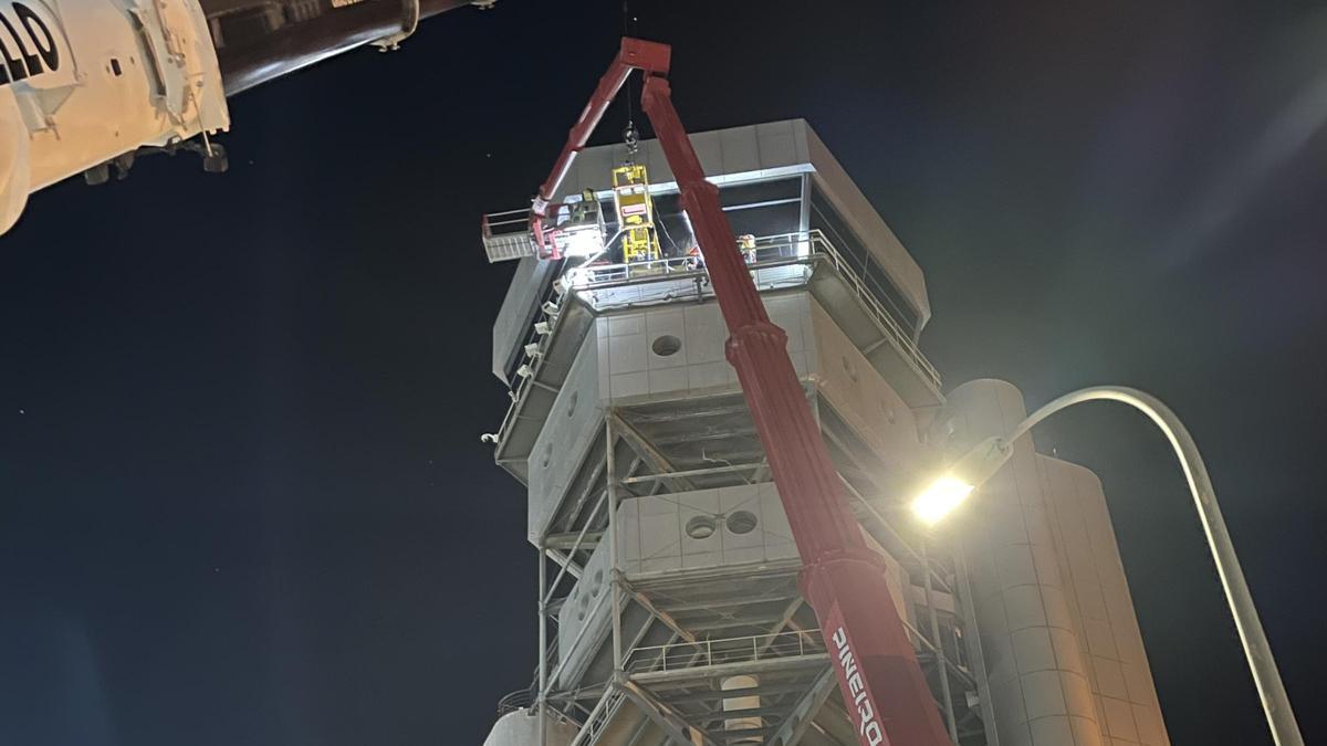 Trabajos de sustitución del cristal de la torre de control en el aeropuerto Alicante-Elche, esta madrugada.