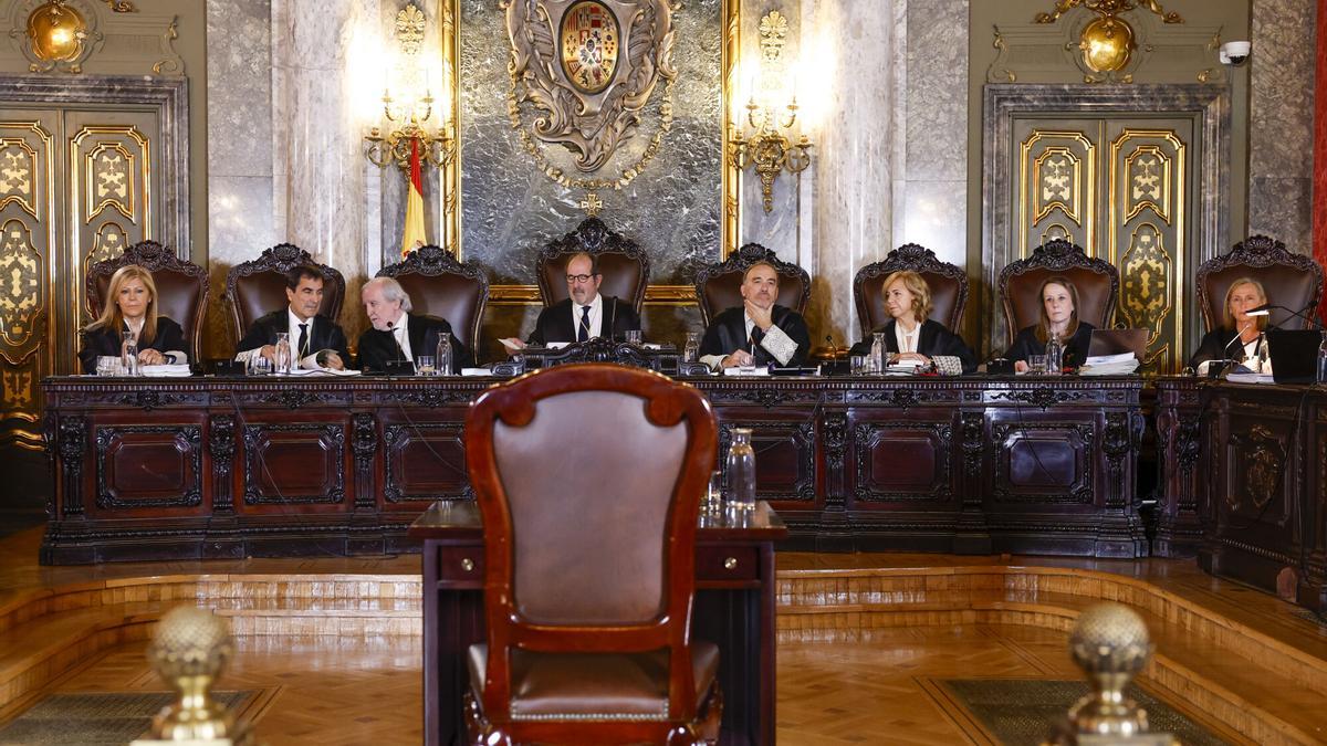 MADRID, 03/11/2025.- Los magistrados del Tribunal supremo (TS) Susana Polo, Antonio del Moral, Juan Ramón Berdugo, Andrés Martínez Arrieta , Manuel Marchena, Ana Ferrer y Carmen Lamela (i a 2d), durante la primera jornada del juicio que se sigue en el TS contra el fiscal general del Estado, Álvaro García Ortiz, por un delito de revelación de secretos. EFE/ JJ Guillen //POOL//