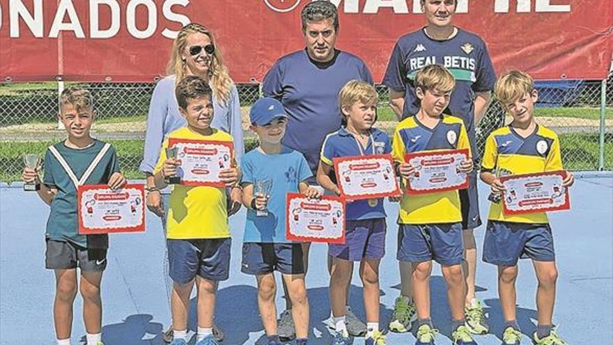 El torneo de tenis de aficionados reúne a 75 jugadores de distintos municipios