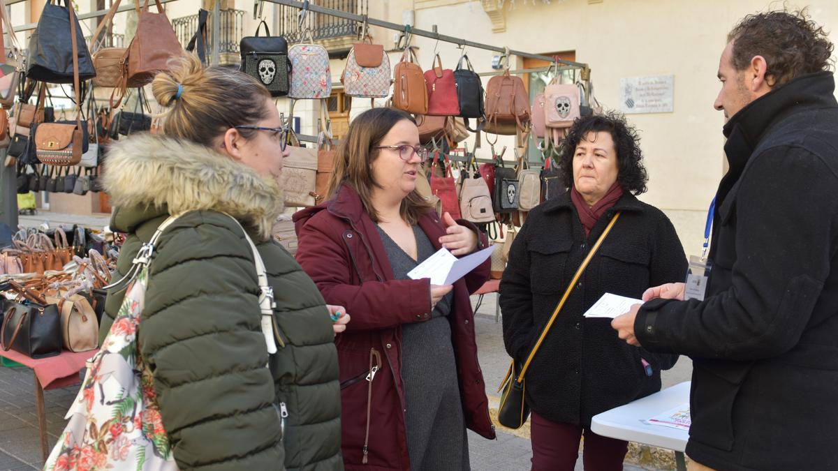 La edil de Participación en la mesa informativa habilitada en el mercadillo de los martes