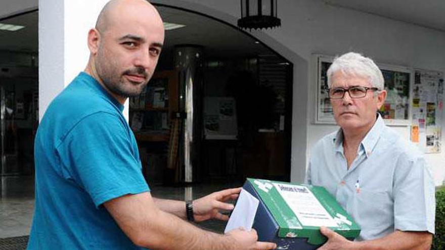 Los jefes de circulación de FGV con las 1.346 firmas en las puertas del Ayuntamiento de Altea.