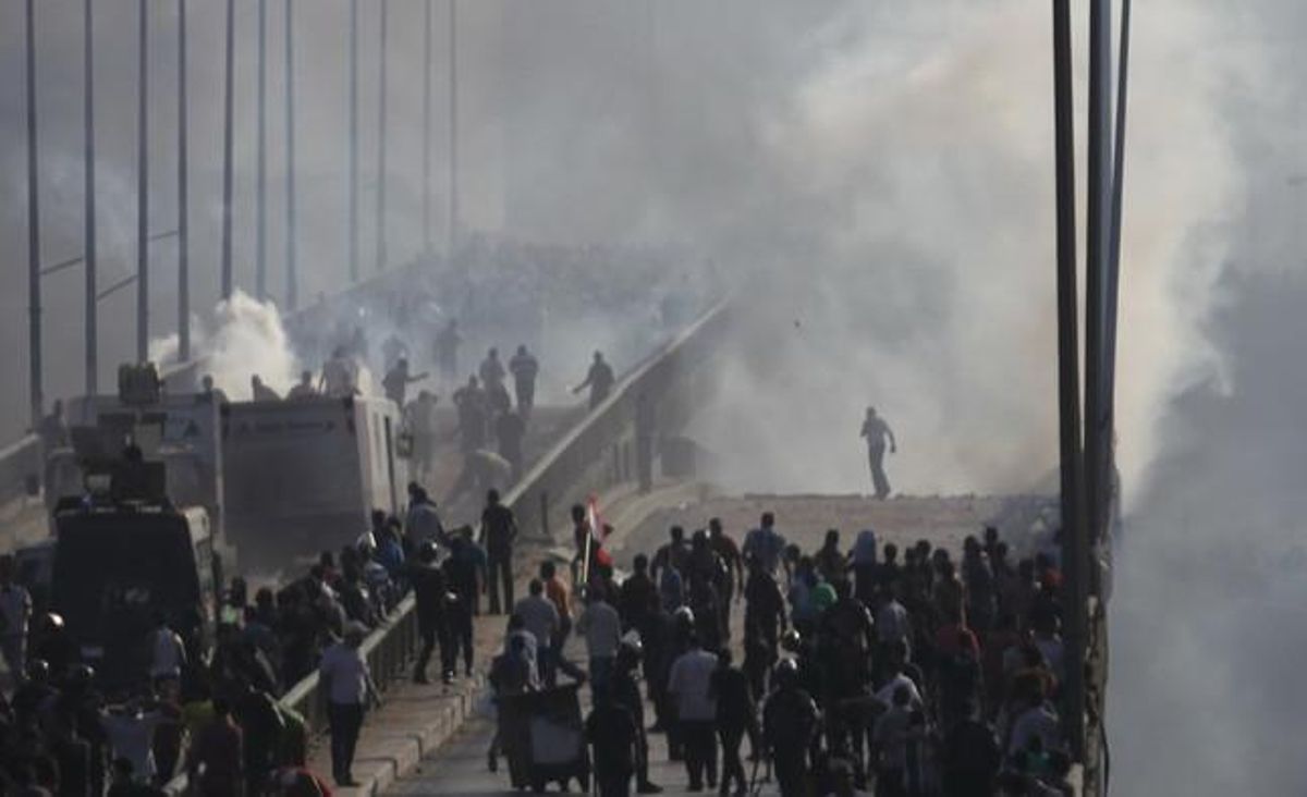 Enfrontaments en un viaducte pròxim a la plaça de Rabea al-Adawiya, al Caire.