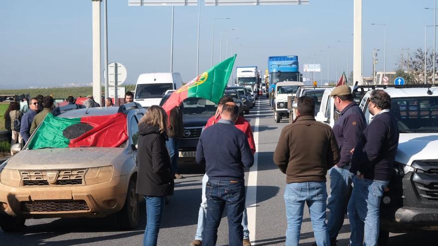 Vídeo | Los agricultores portugueses emulan a los franceses y cortan los accesos a Extremadura