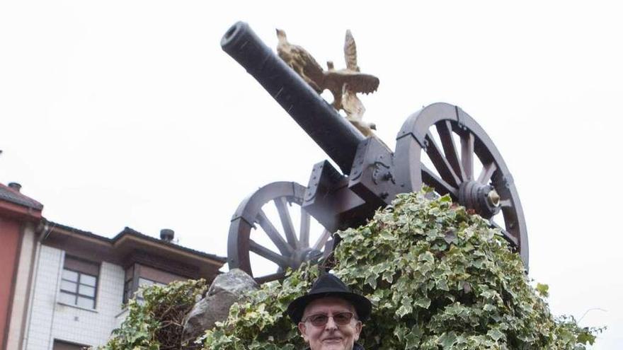 El cronista Francisco Rozada Martínez, en la plaza del Ayuntamiento de Arriondas.