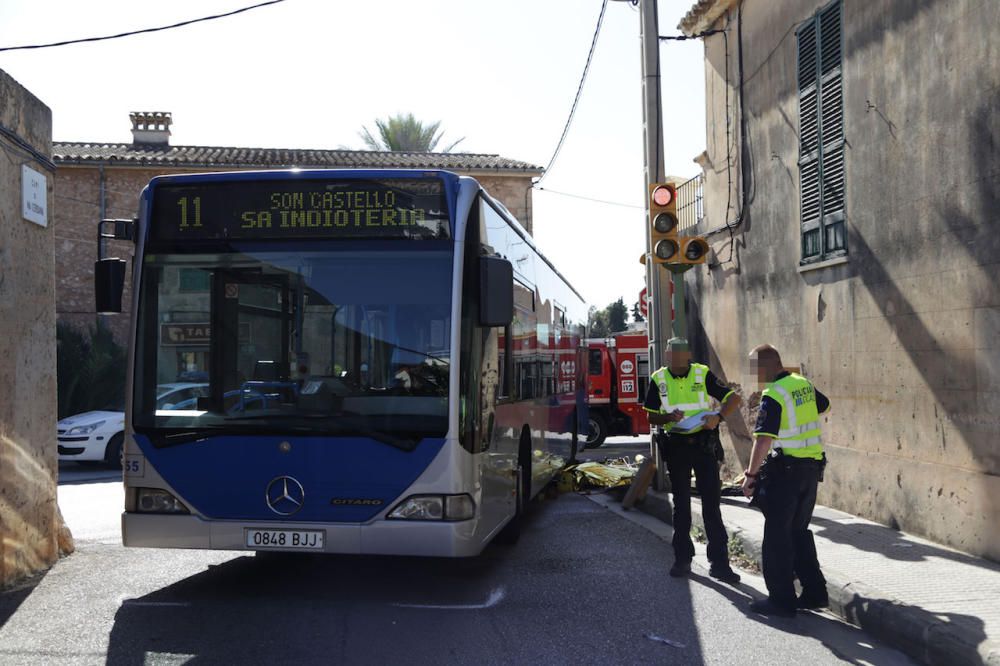 Muere un motorista al chocar con un autobús de la EMT en Palma