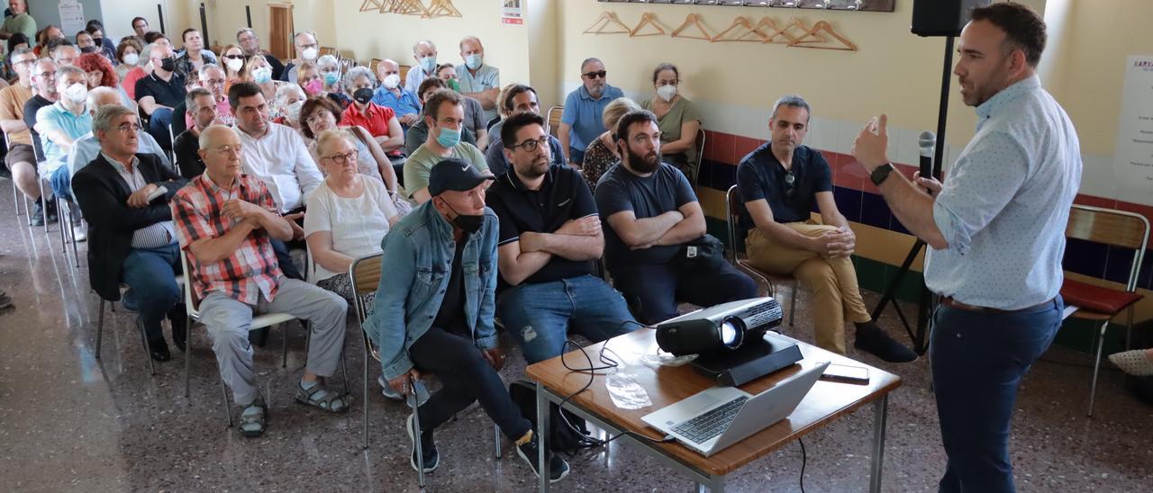 Momento de la reunión con vecinos para detallar el plan del acceso ferroviario sur del puerto.