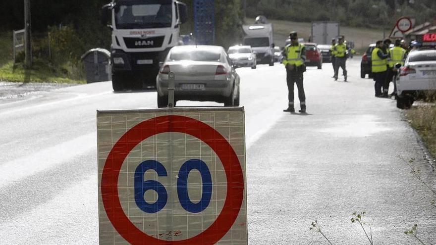 Un control de la campaña de vigilancia especial en vías convencionales en la N-550, a la altura de A Ermida. // Santos Álvarez