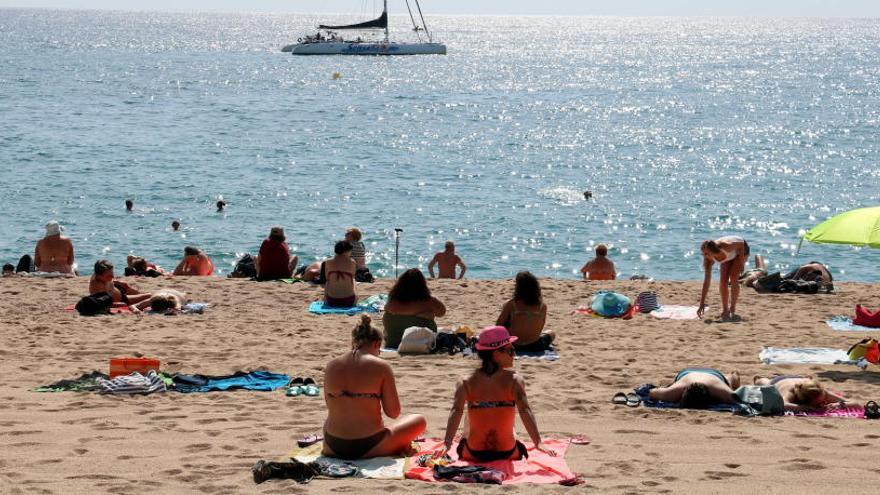 Turistes en una platja de Lloret