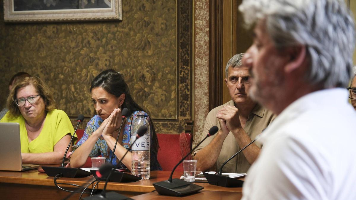 D’esquerra a dreta: Tapias, del PSC; Roset, de la CUP; i Monsech i l’alcalde Guiteras, tots dos d’AraMoià
