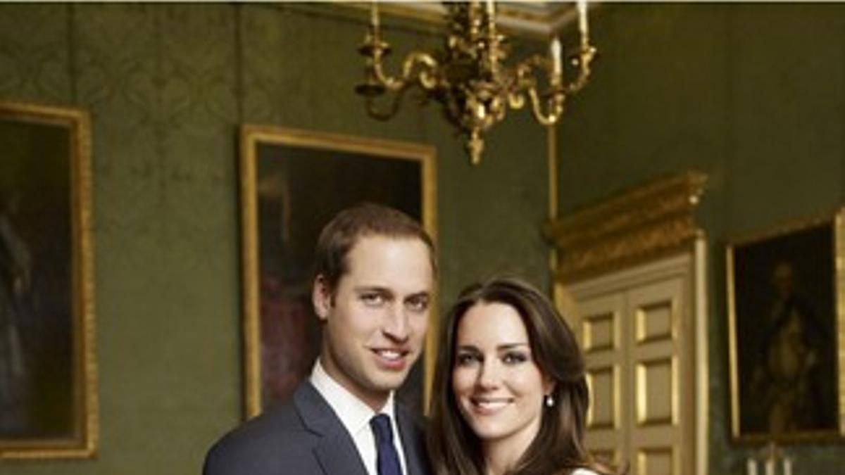 Guillermo y Kate Middleton, en la fotografía oficial de su compromiso en la que posan de manera formal.