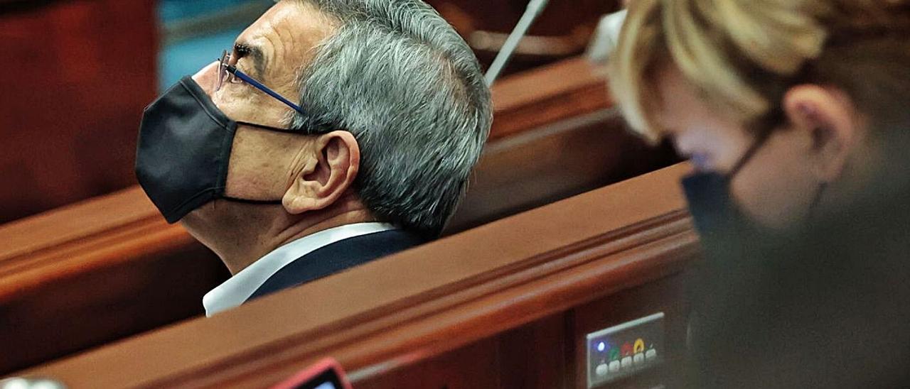 Román Rodríguez, consejero de Hacienda, ayer en el Parlamento regional. |