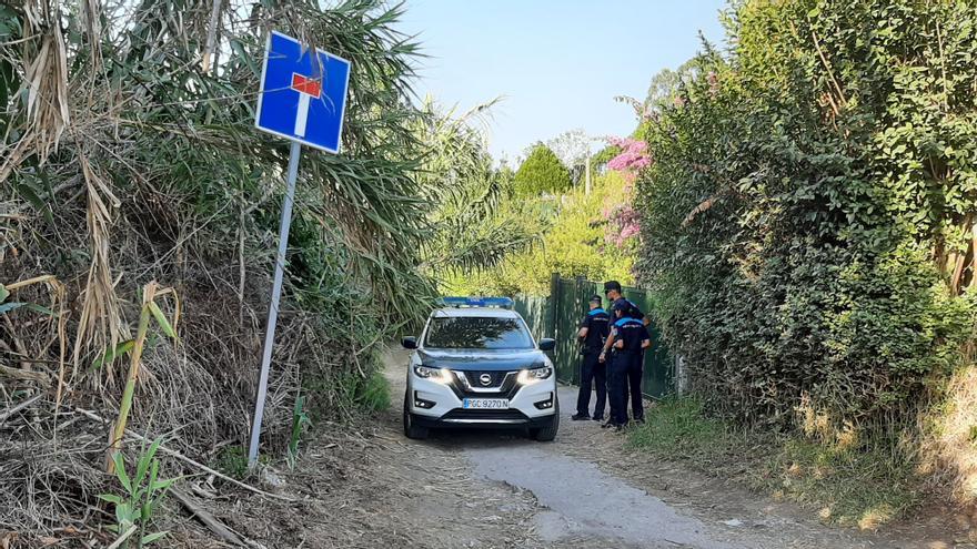 Guardia Civil y Policía Local en las inmediaciones de la cala en la que aparecieron los restos óseos el domingo.