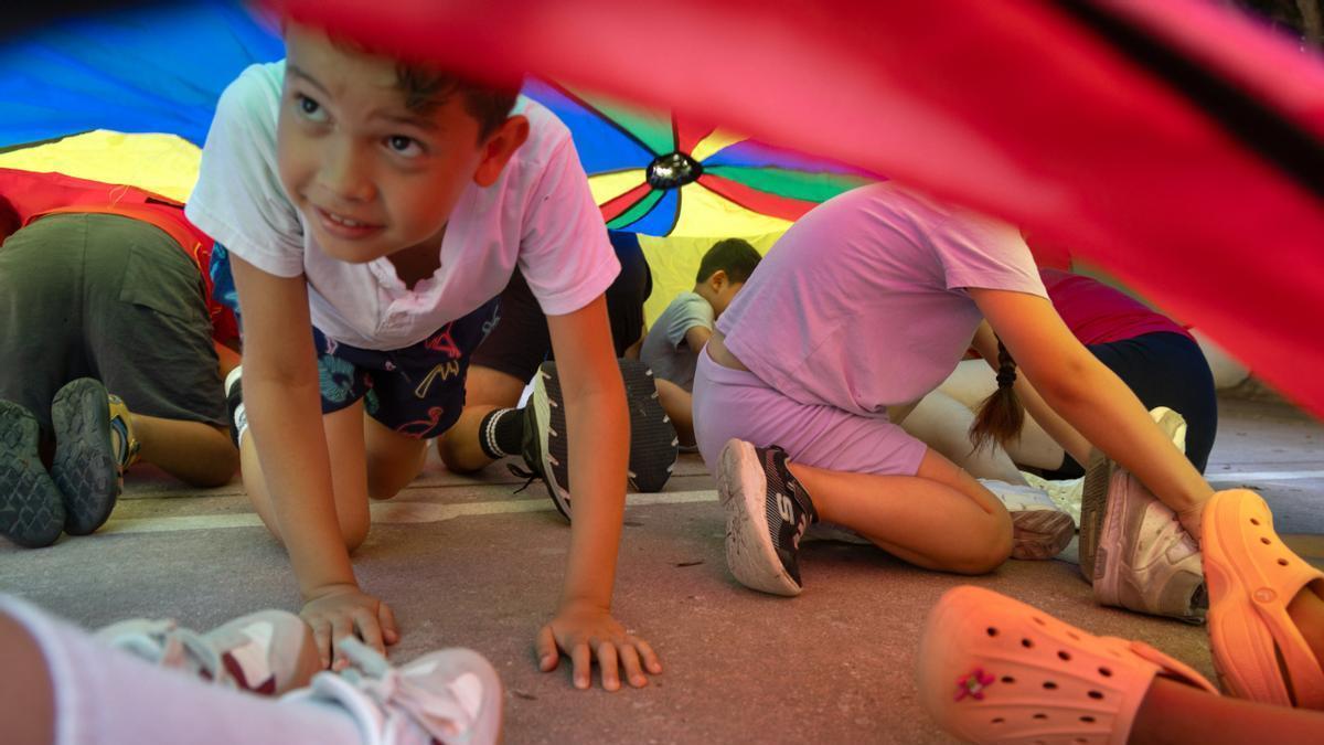 Niños y niñas en una actividad de ocio educativo organizada por CaixaProinfancia.