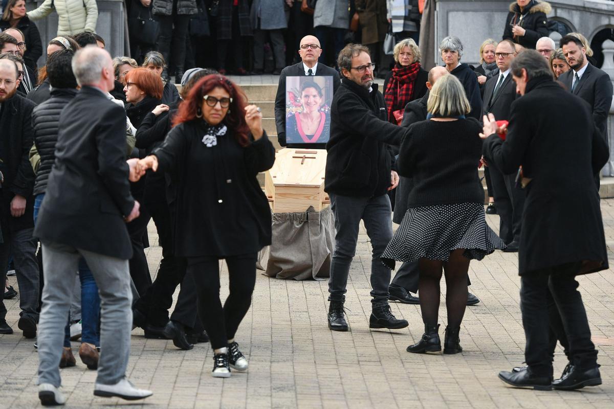 El compañero de Agnes Lassalle, Stephane Voirin, baila cerca del ataúd durante la ceremonia fúnebre de la profesora de francés Agnes Lassalle en Biarritz, Francia