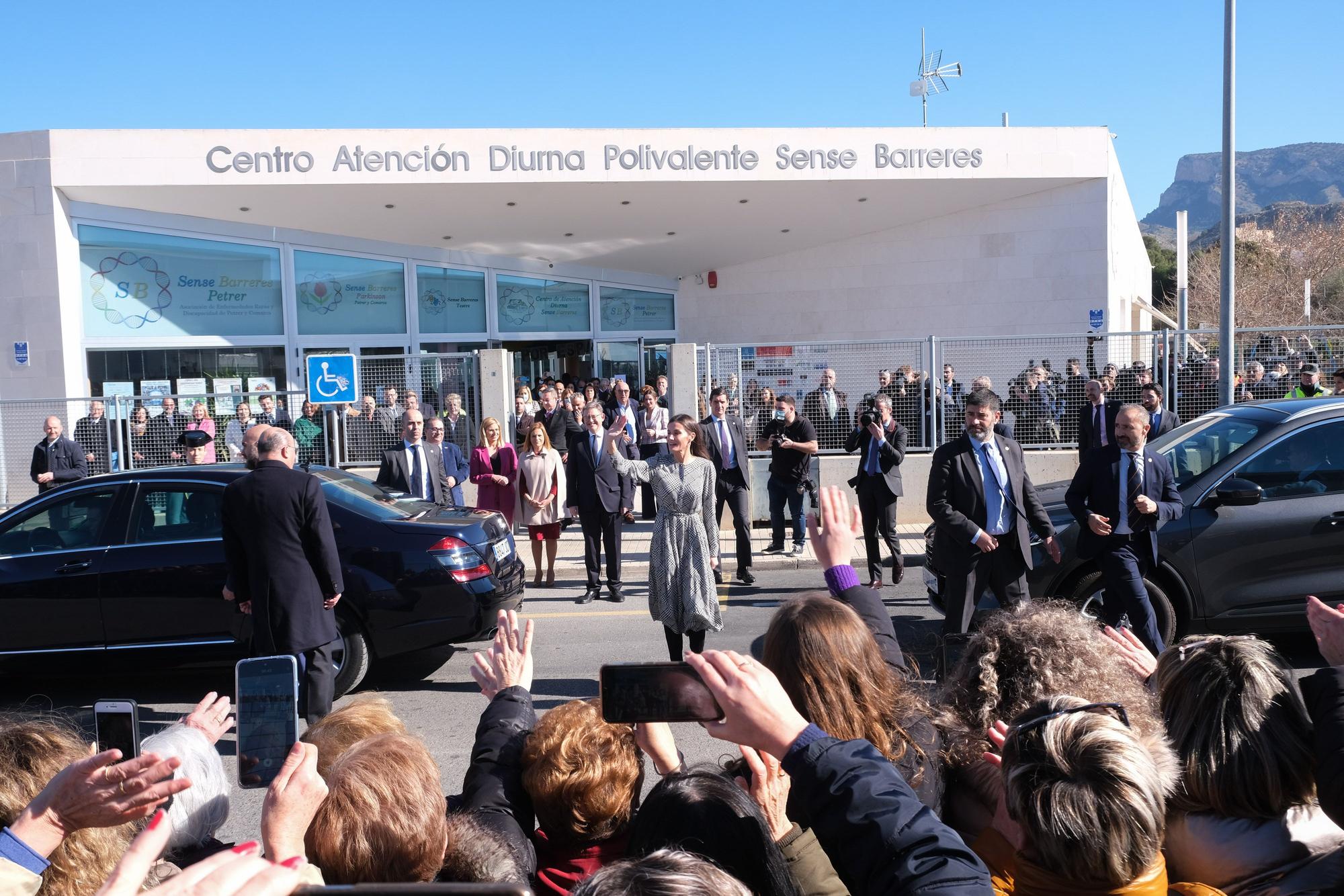 Recibimiento por todo lo alto y con gritos de "guapa" a la reina Letizia en Petrer