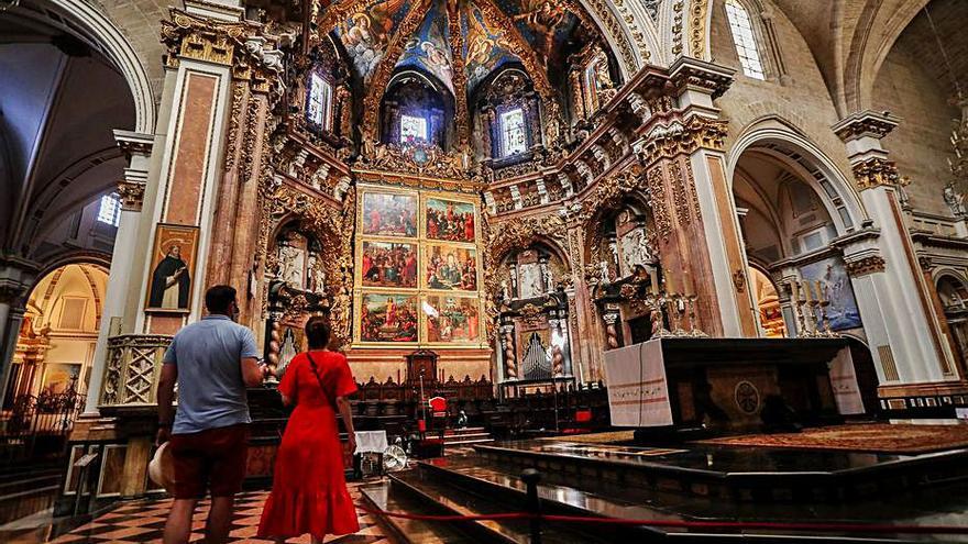 Un turista en el salón columnario de la Lonja.