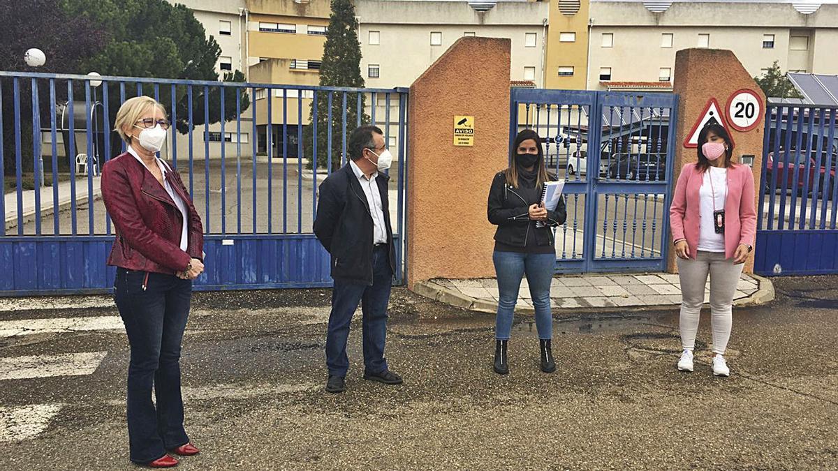 Los procuradores socialistas a las puertas de la Residencia Mixta Los Valles, ayer, en Benavente.| J. A. G.