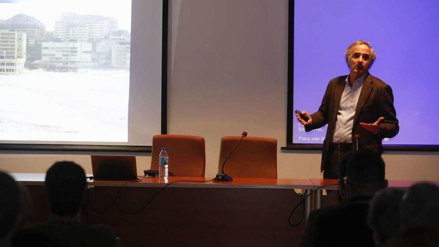 El catedrático Íñigo J. Losada, durante su intervención en el Museo Marítimo de Luanco.