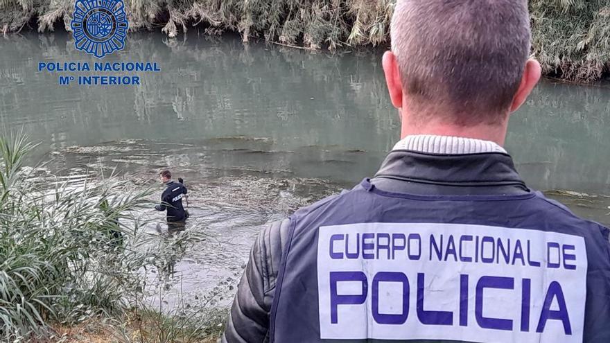 Los GEO en plena búsqueda del desaparecido en Alzira, hallado en el río Júcar