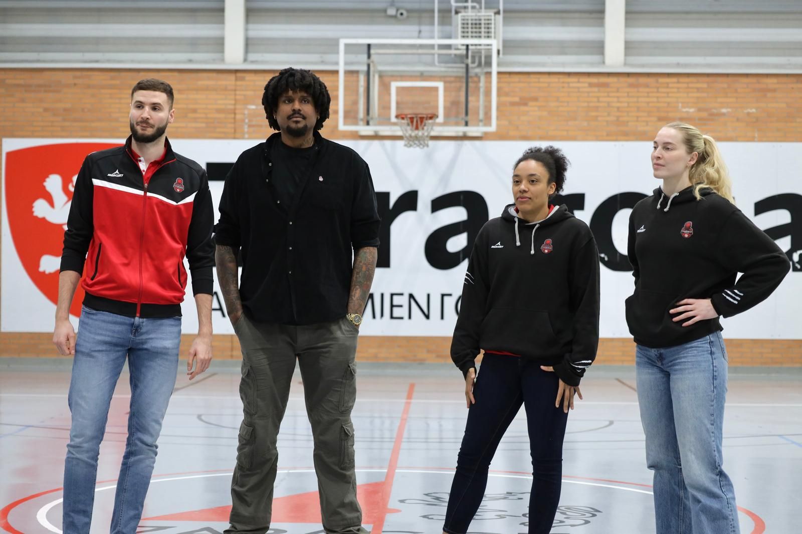 En imágenes | Visita del Casademont Zaragoza al Colegio Tenerías